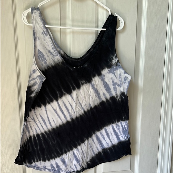 Colorful Tank Tops bundle (4) - Picture 5 of 8